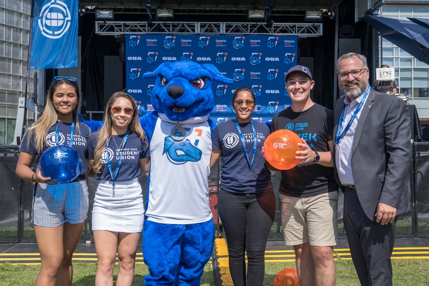 Students with Hunter at a Student Union event