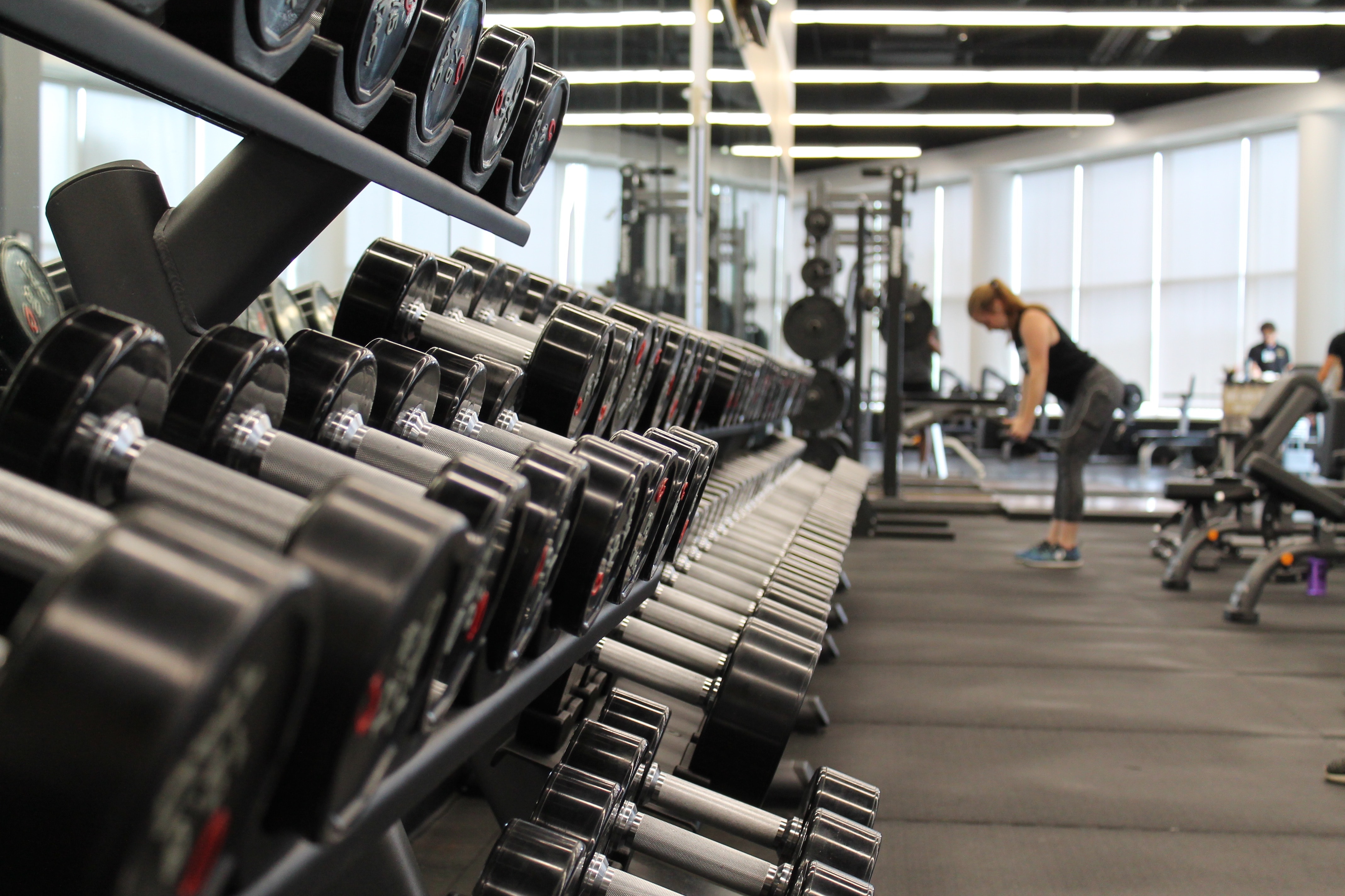 a woman lifts weights at the gym