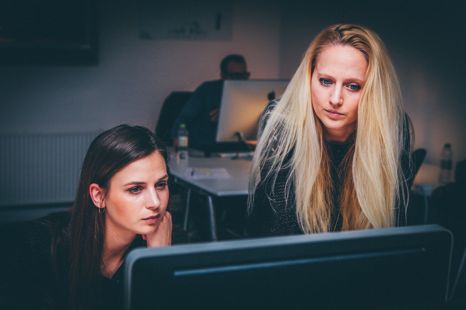 women looking  at a computer screen